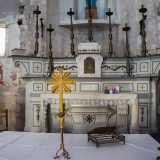 A sinistra invece ecco l�altare maggiore del XVII secolo: � in marmo e ornato con alti candelabri in ferro e una croce metallica centrale